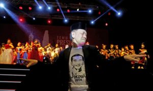 Jokowi (saat di Hong Kong ada WNI menari)